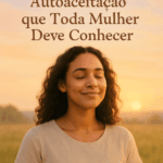 Uma mulher sorrindo suavemente, com uma expressão de paz e confiança, em um cenário que sugira um amanhecer sereno ou um campo aberto.